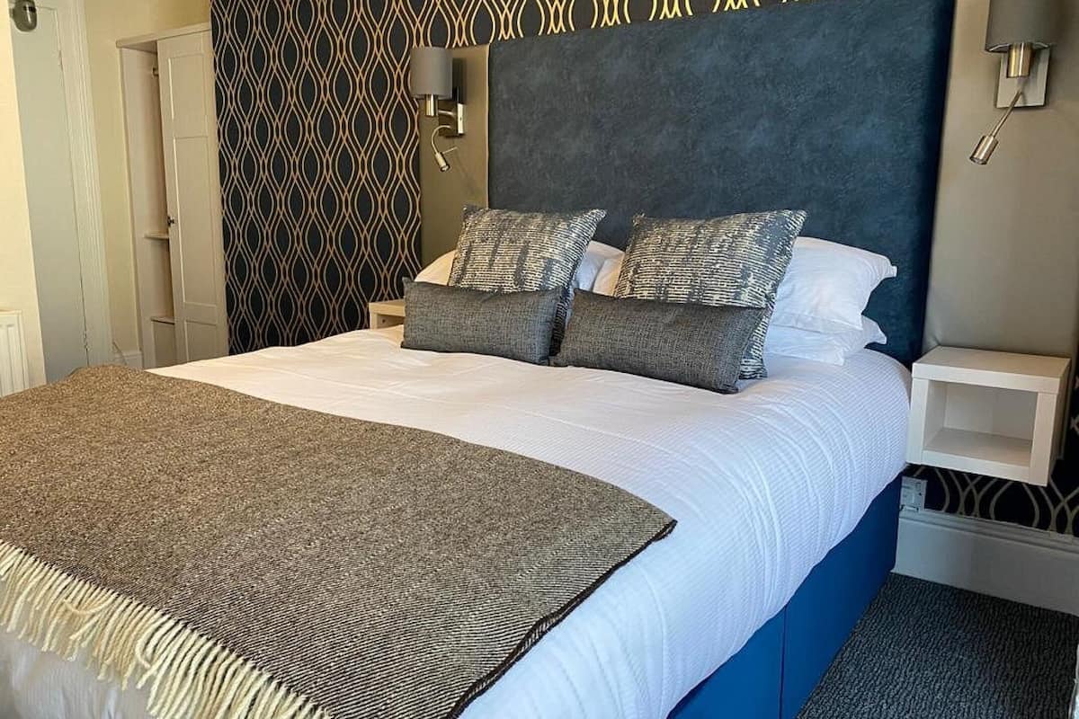 large double room | individually decorated, individually furnished, desk, iron/ironing board