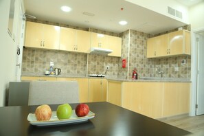 Eget kök | Kylskåp, vattenkokare och grytor/köksredskap