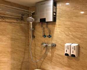 Bathroom shower - Rich Hostel (Kowloon)