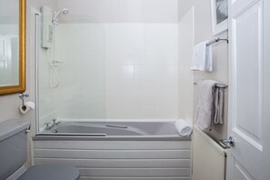 Bañera con ducha, secador de pelo, toallas