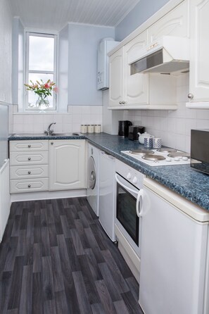 Frigorífico, microondas, placa de cocina y hervidor eléctrico