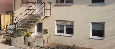 Vista frontal de la propiedad