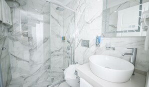 Bahce 3 | Bathroom | Shower, slippers, towels, toilet paper - Bahce Apart (Kas)