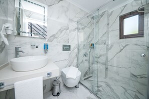 Dúplex Comfort | Bany | Dutxa, sabatilles, tovalloles i paper higiènic 