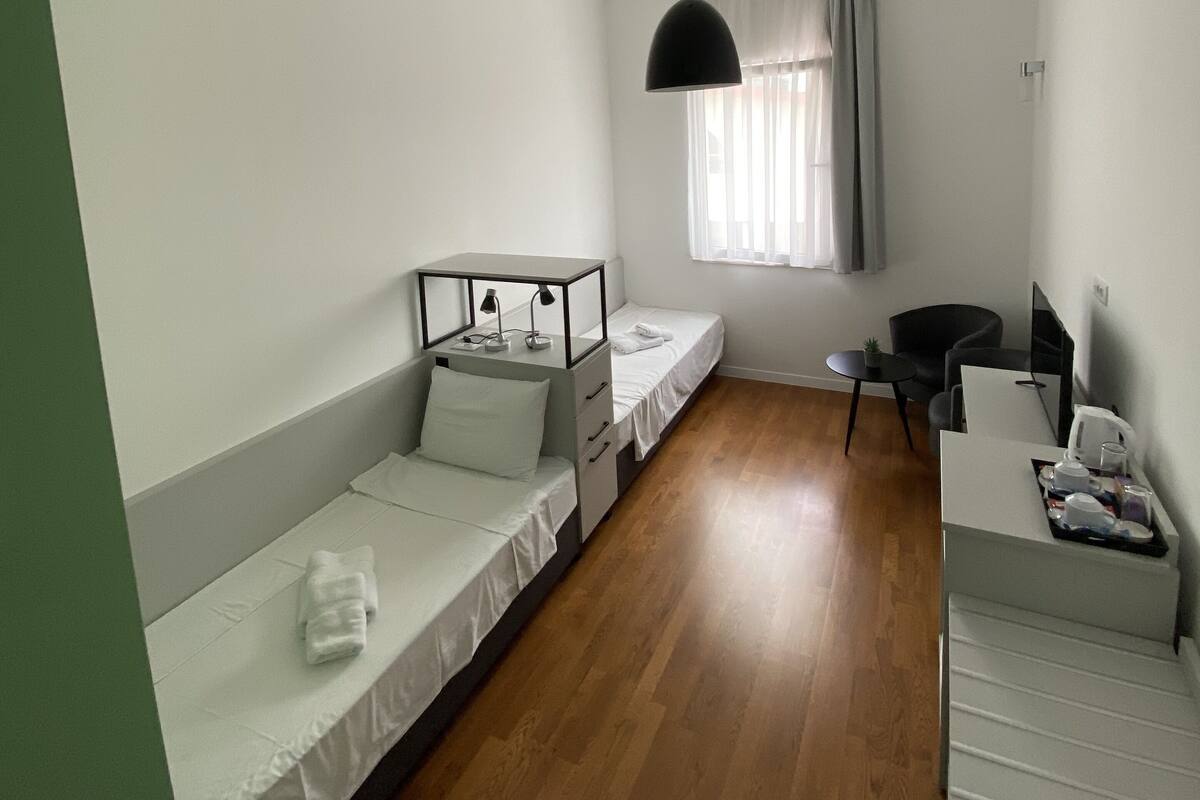 Ropa de cama hipoalergénica, escritorio y cortinas blackout