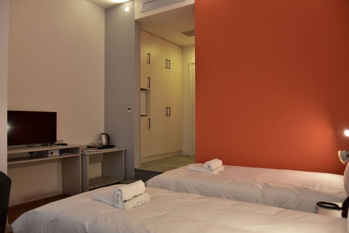 Ropa de cama hipoalergénica, escritorio y cortinas blackout