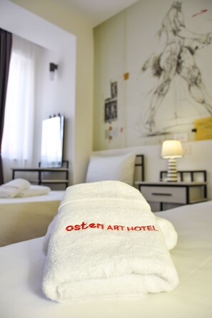 Hypo-allergenic bedding, individually decorated, individually furnished - Osten Art Hotel (Skopje)