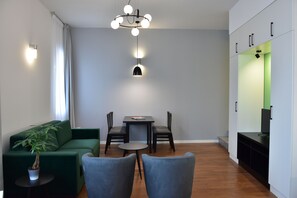 Apartament clàssic | Sala d'estar | Televisor de pantalla plana de 32 polzades amb canals per cable 