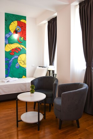 Habitació triple econòmica | Roba de llit hipoal·lergògena i decoració individual 