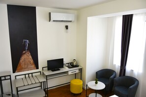 Habitació triple Comfort | Sala d'estar | Televisor de pantalla plana de 32 polzades amb canals per cable 