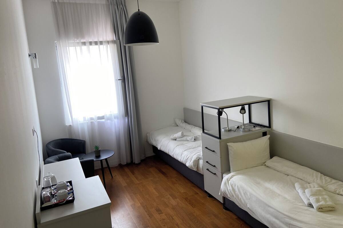 Ropa de cama hipoalergénica, escritorio y cortinas blackout