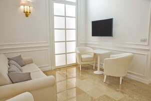 Suite junior | Sala de estar | Una televisión de pantalla plana