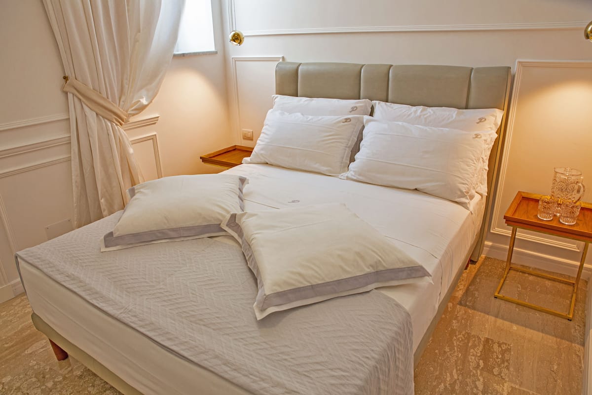 Junior-suite | Premium-sengetøj, senge med madrasser af memory foam, minibar