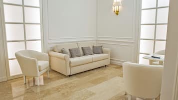 Junior suite | Woonkamer | Flatscreentelevisie