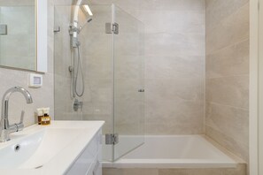 Deluxe-Apartment | Badezimmer | Duschwanne, Designer-Toilettenartikel, Haartrockner, Handtücher