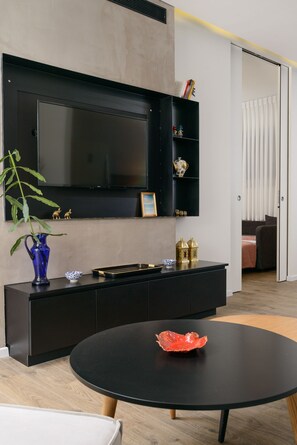 Leilighet – deluxe | Oppholdsområde | En 45-tommers Flatskjerm-TV med førsteklasses TV-kanaler samt TV