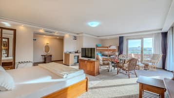 Deluxe Suite, Lanai | Premium bedding, minibar, desk, laptop workspace