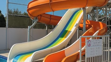 Seasonal outdoor pool, pool umbrellas, sun loungers