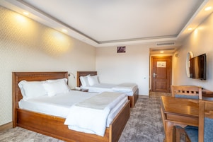 Ropa de cama de alta calidad, minibar y escritorio 