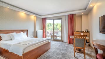Habitación doble Deluxe, 1 habitación, lanai | Ropa de cama de alta calidad, minibar y escritorio