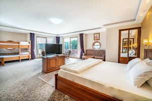 Suite Deluxe, lanai | Ropa de cama de alta calidad, minibar, escritorio