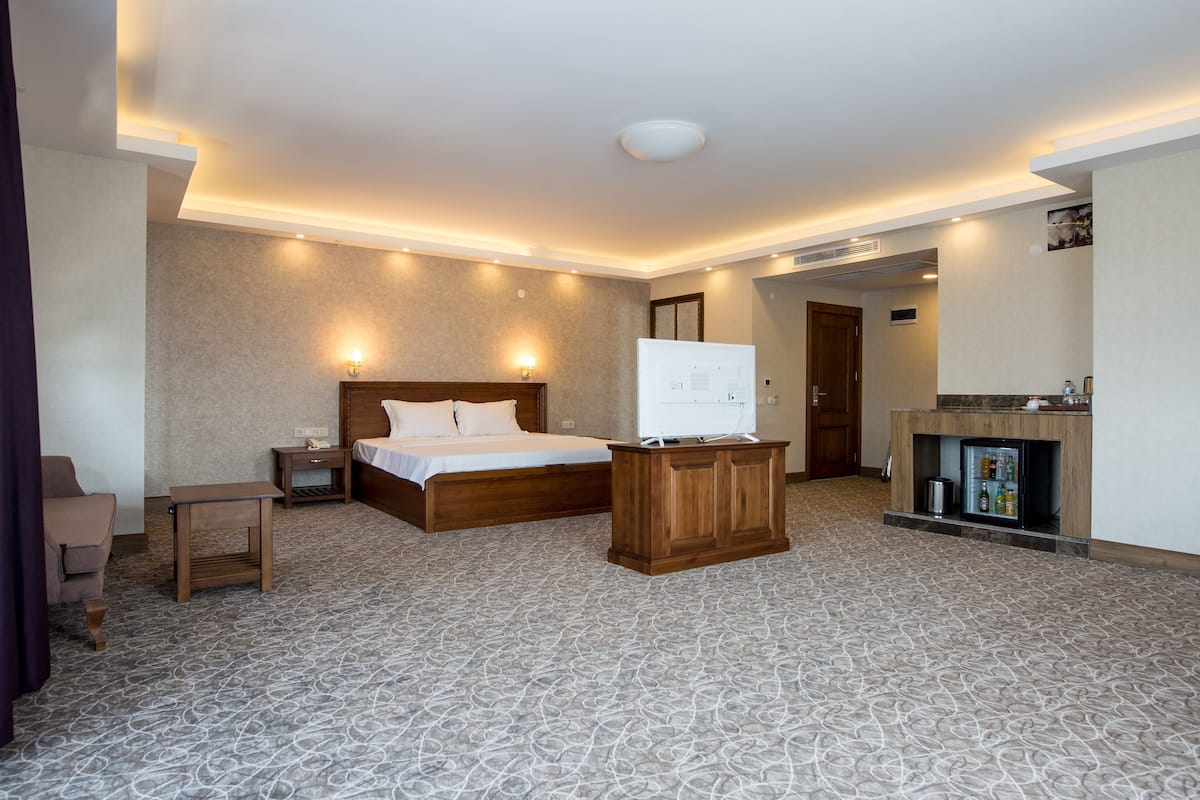 deluxe suite, lanai | 1 bedroom, premium bedding, minibar, desk