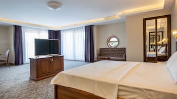 Deluxe Suite, Lanai | Premium bedding, minibar, desk, laptop workspace