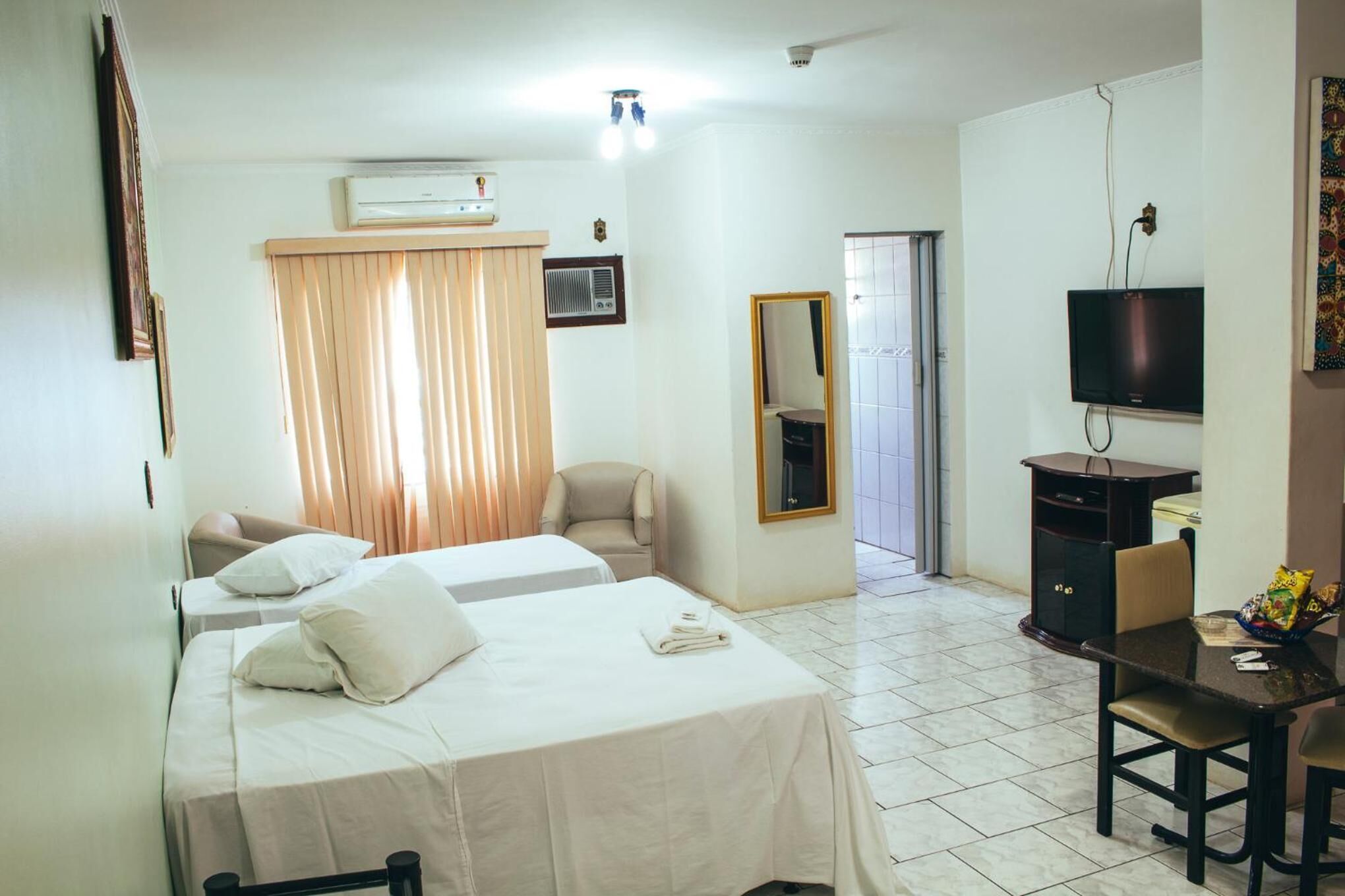 Meja kerja dan Wi-Fi gratis