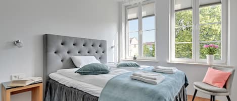 Iron/ironing board, bed sheets