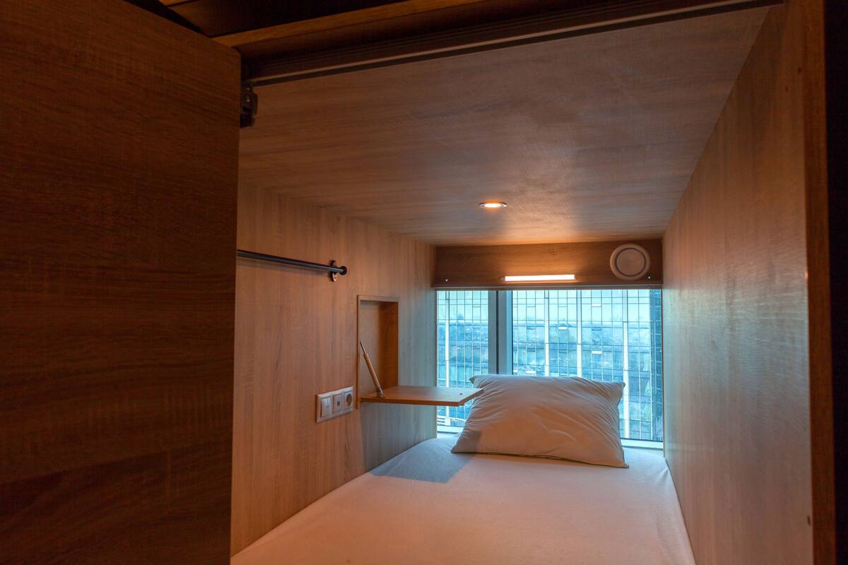 Habitación individual panorámica (Capsule) | Cortinas blackout, wifi gratis y ropa de cama