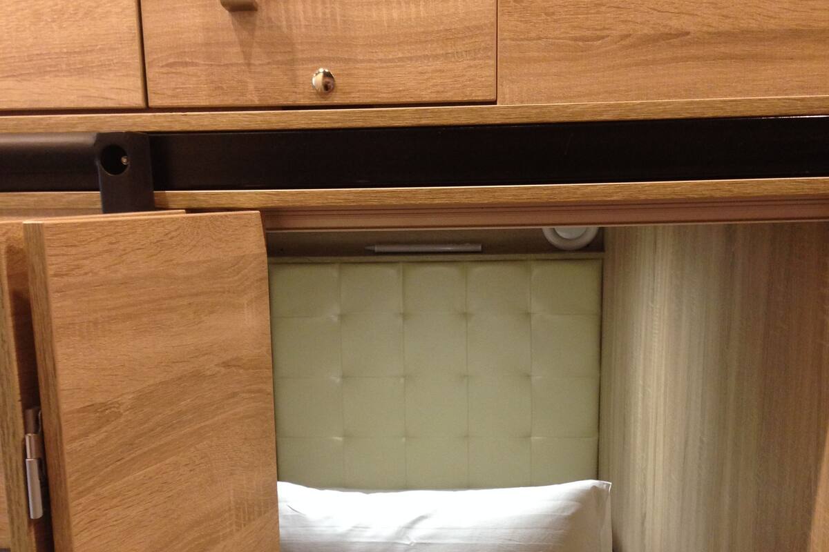 Dormitorio compartido, solo para mujeres (Capsule) | Cortinas blackout, wifi gratis y ropa de cama