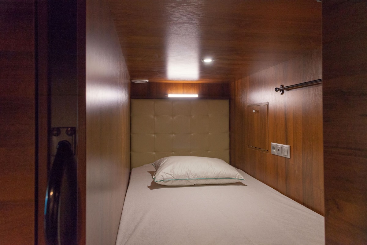 Dormitorio compartido, solo para hombres (Capsule) | Cortinas blackout, wifi gratis y ropa de cama