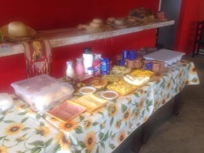 Café da manhã com buffet grátis todos os dias