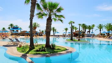 Sisäuima-allas, kauden mukainen ulkouima-allas