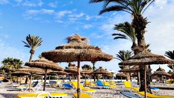 Rannalla, aurinkotuoleja