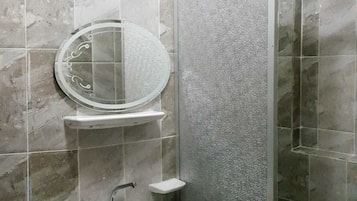 Deluxe Studio Suite, Private Bathroom | Bathroom | Combined shower/tub, deep soaking tub, rainfall showerhead