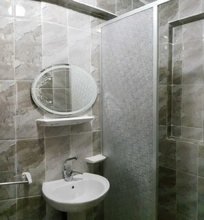 Suite studio Deluxe, salle de bain privée | Salle de bain | Ensemble baignoire-douche, baignoire profonde, douche cascade