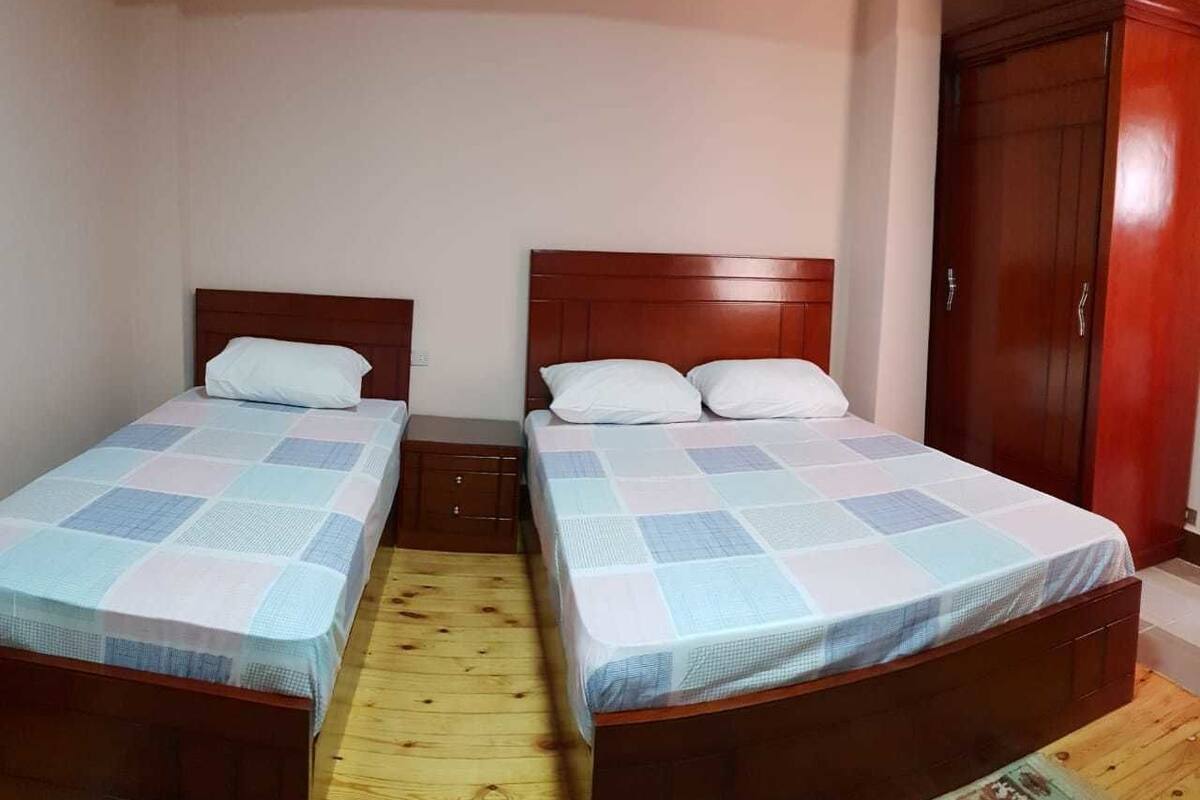 Habitación, baño privado | Escritorio, wifi gratis, decoración personalizada y muebles diferentes 