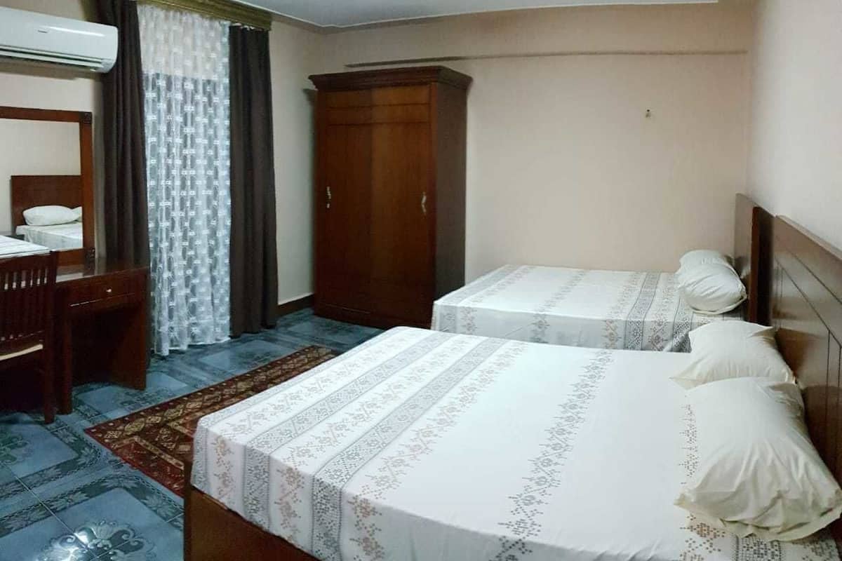 Suite estudio Deluxe, baño privado | Escritorio, wifi gratis, decoración personalizada y muebles diferentes 