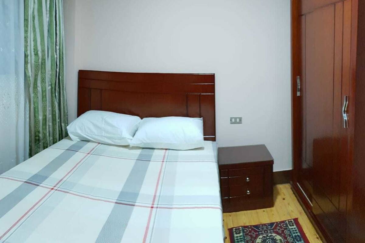 Habitación estándar, baño compartido | Escritorio, wifi gratis, decoración personalizada y muebles diferentes 