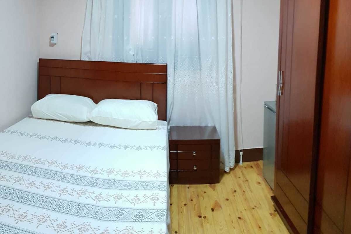 Habitación, 1 cama Queen size, baño compartido | Escritorio, wifi gratis, decoración personalizada y muebles diferentes 