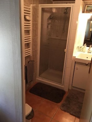 Dusche, kostenlose Toilettenartikel, Haartrockner, Handtücher