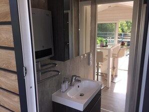 Houseboat (KHT 1) | Bathroom | Shower, towels, toilet paper
