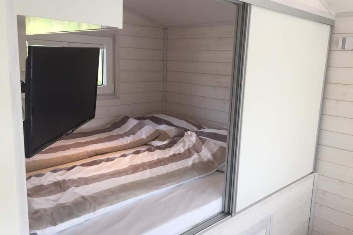 Houseboat (KHT 1) | Blackout curtains, free WiFi, individually decorated