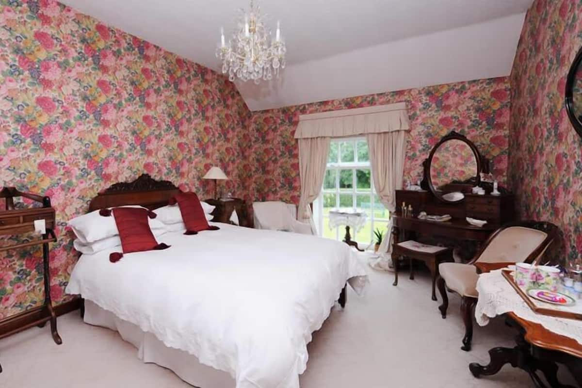 Victorian Room | WiFi (free), bed sheets