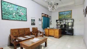 Living room - Batik Trinidar Homestay (Yogyakarta)