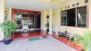 Interior entrance - Batik Trinidar Homestay (Yogyakarta)