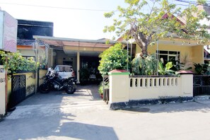 Property entrance - Batik Trinidar Homestay (Yogyakarta)