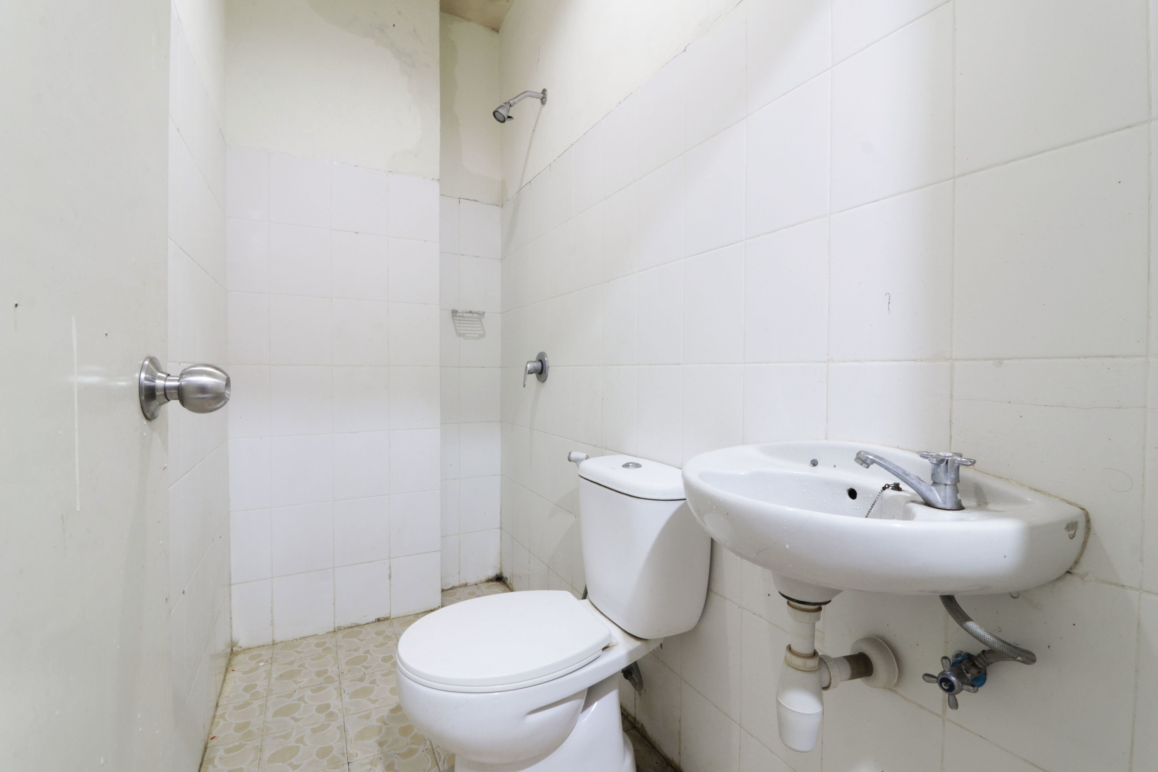 Chambre Supérieure | Salle de bain | Douche, serviettes fournies