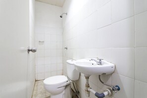 Economy Room | Bathroom | Shower, towels - Anno Guesthouse (Makassar)